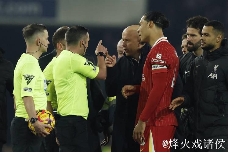 邮报:斯洛特上周五原定给球员放假,但他们仍留在基地 邮报:斯洛特上周五原定给球员放假,但他们仍留在基地