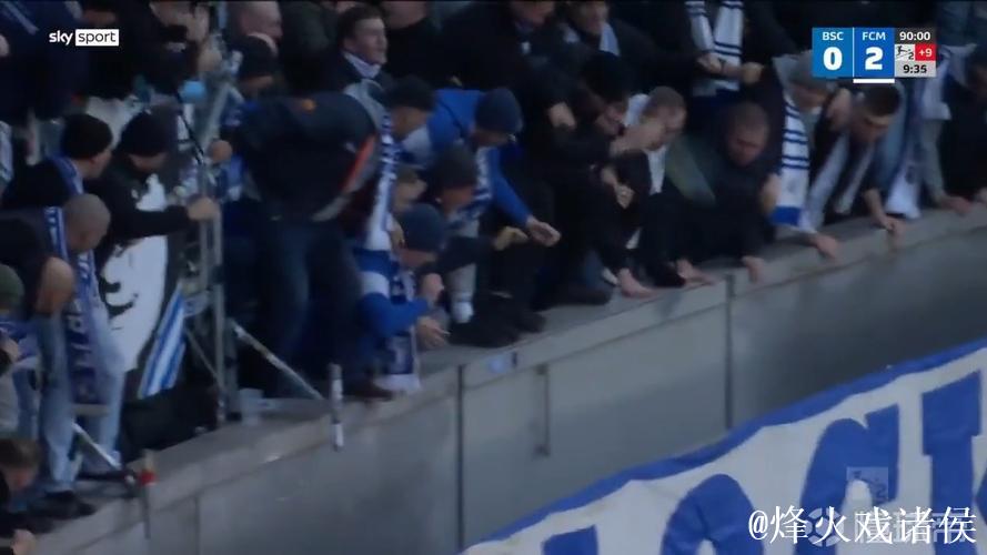 马格德堡球员庆祝进球意外跌入2.7米深沟